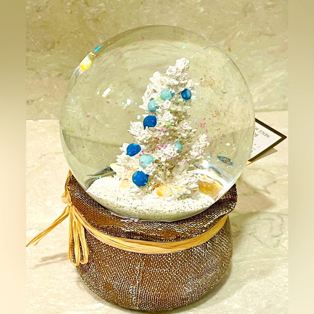 NEW musical Christmas snow globe coral reef with seashell ornaments, great gift!